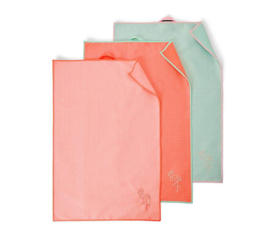 Tri utierky na riad: ružová, koralová a svetlozelená.