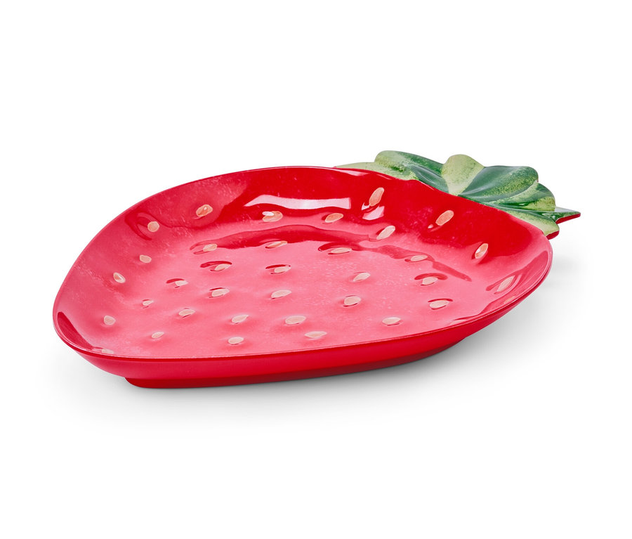 Červený servírovací tanier v tvare jahody.