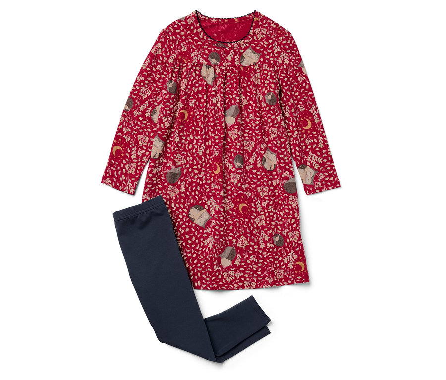 Červené šaty s potlačou ježkov ležia vedľa tmavomodrých legín.