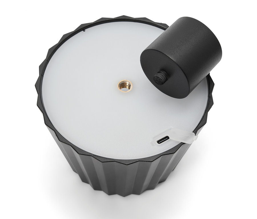 Čierna lampa s odnímateľným valcovým držiakom a USB portom.