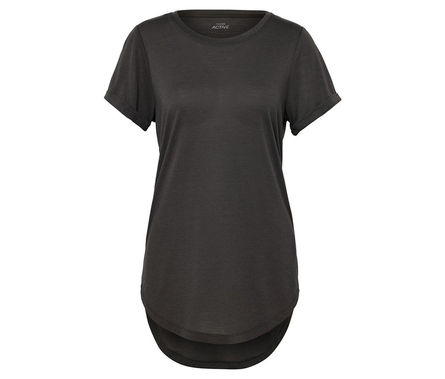 Čierne tričko s krátkym rukávom.