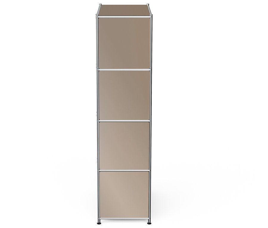 Hnedá skriňa so štyrmi policami na bielom pozadí.