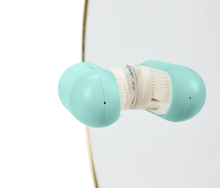 Detail otvorenej, svetlomodrej čistiacej kefy s bielymi štetinami.