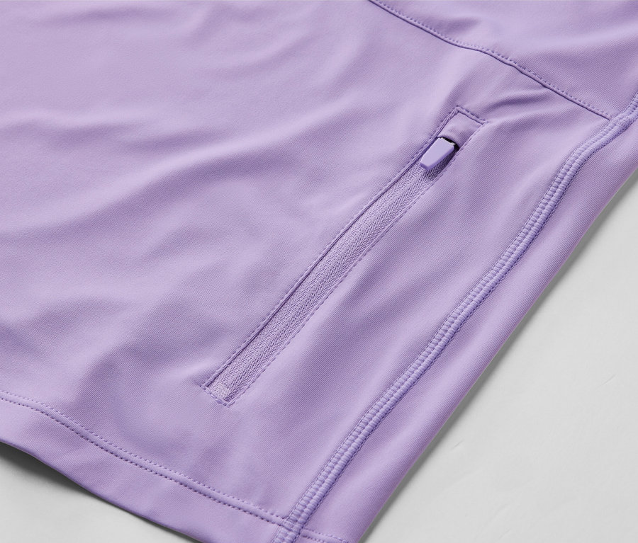 Detail fialového cyklistického trička s krátkym rukávom a vreckom na zips.