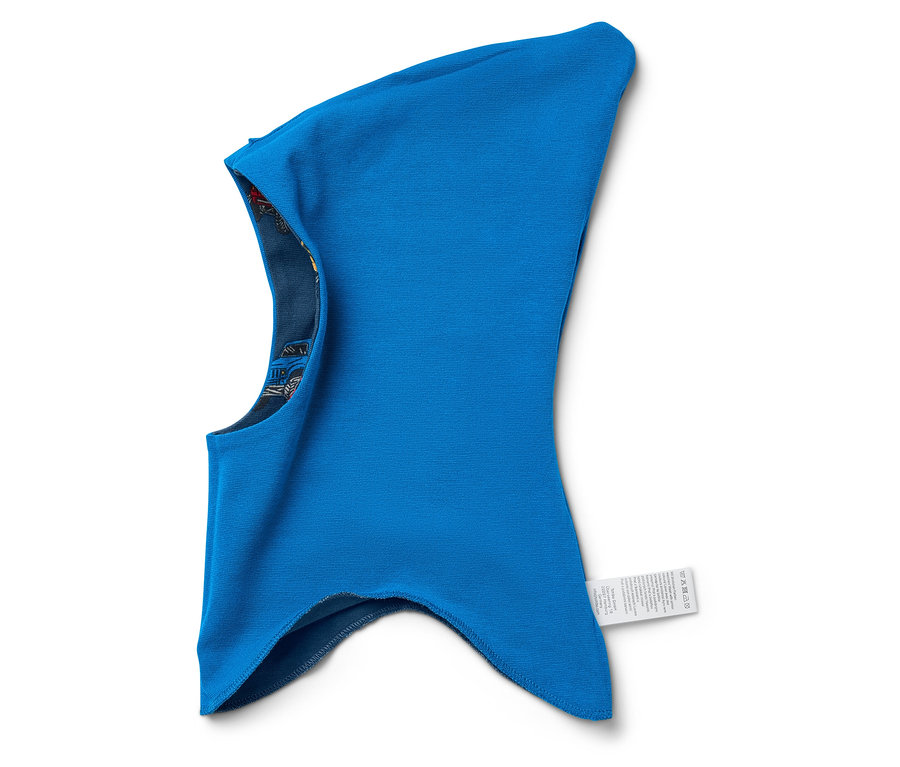 Modrá kukla s farebnou podšívkou leží na bielom pozadí.