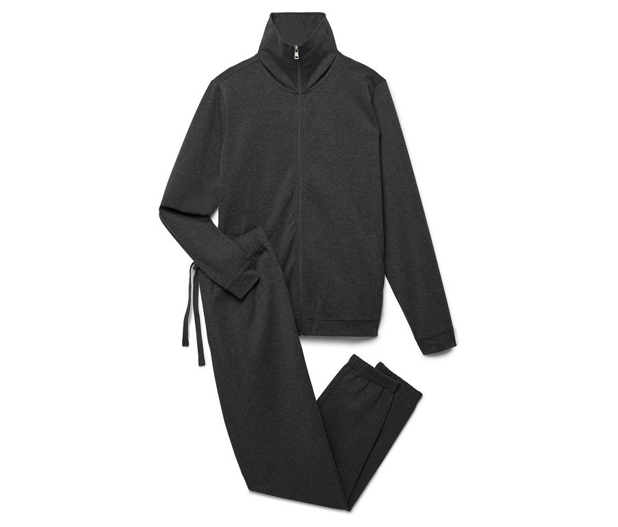 Sivá tepláková súprava s bundou na zips a nohavicami leží na bielom pozadí.