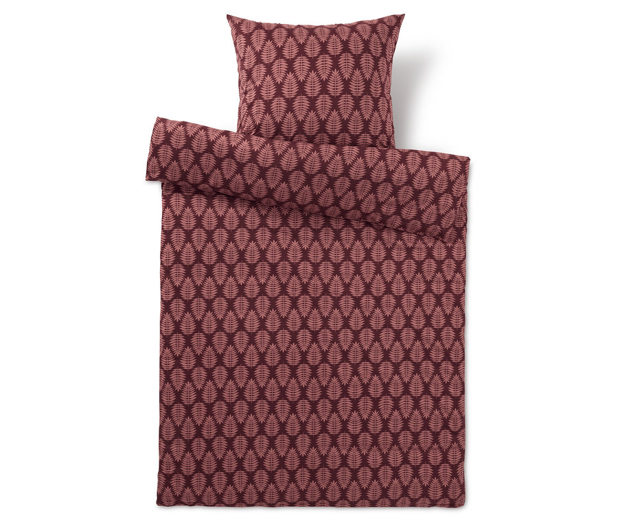 Vínové obliečky s motívom listov a vankúšom.