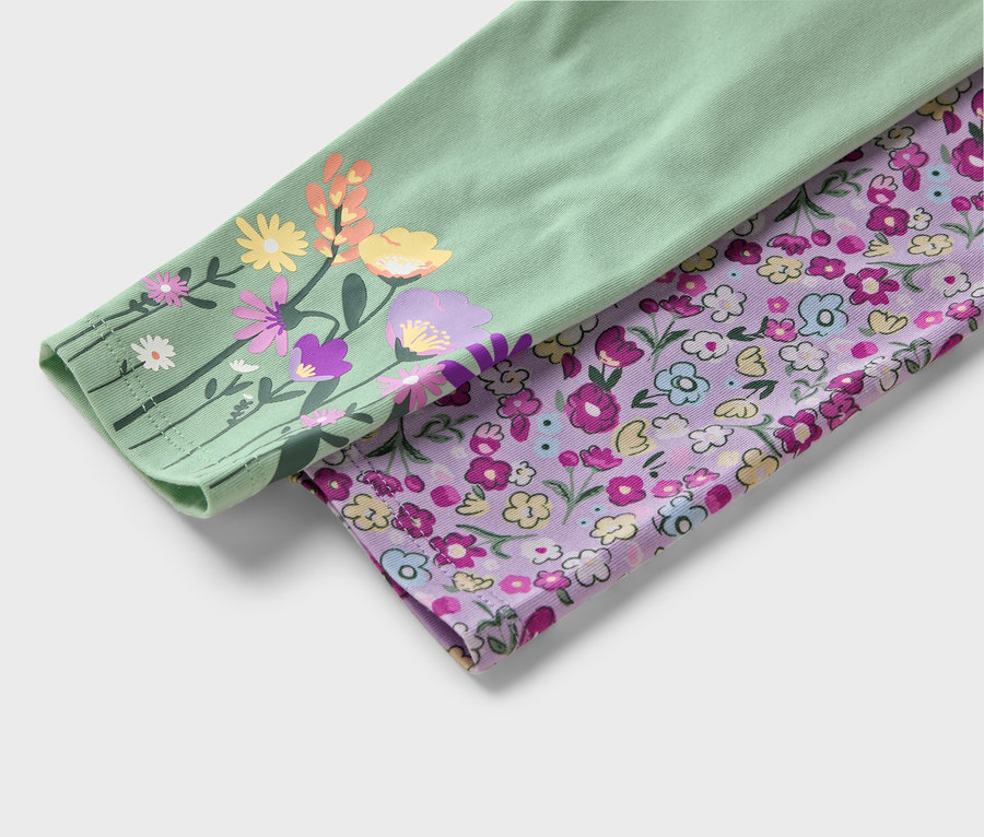 Detail dvoch látkových rukávov. Jeden je svetlozelený s farebnými kvetmi, druhý fialový s drobnými kvietkami.
