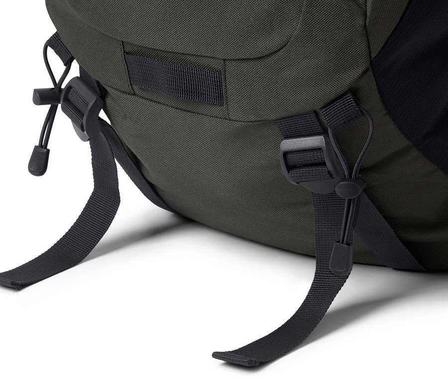 Detail turistického batohu s objemom 40 l so zapínacími popruhmi.