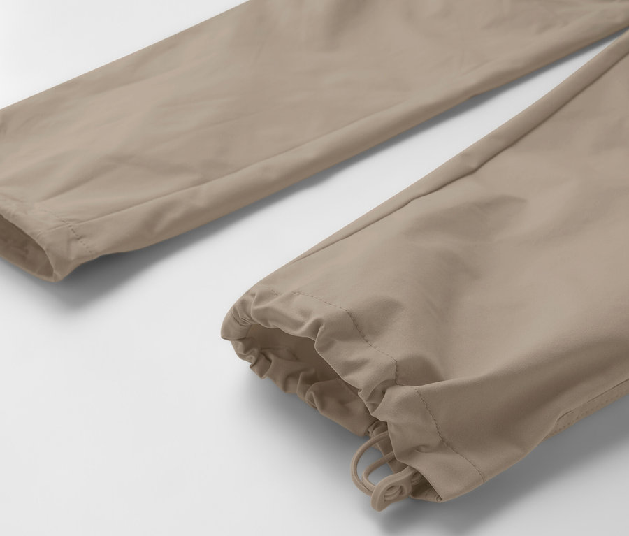 Detail béžových funkčných nohavíc 2 v 1.