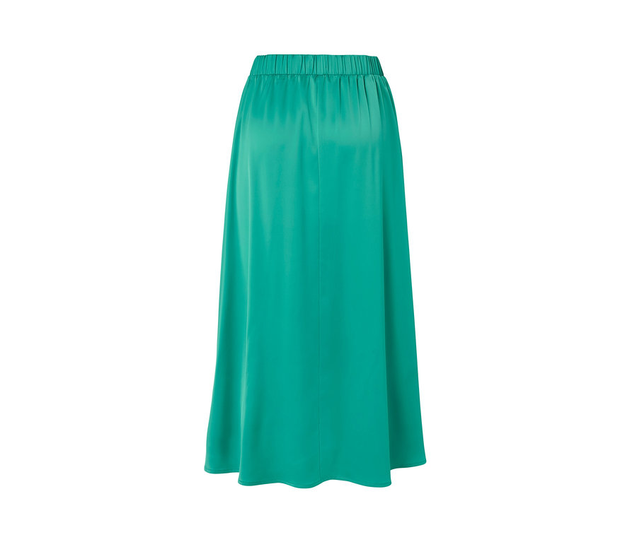 Pohľad zozadu na saténovú sukňu.