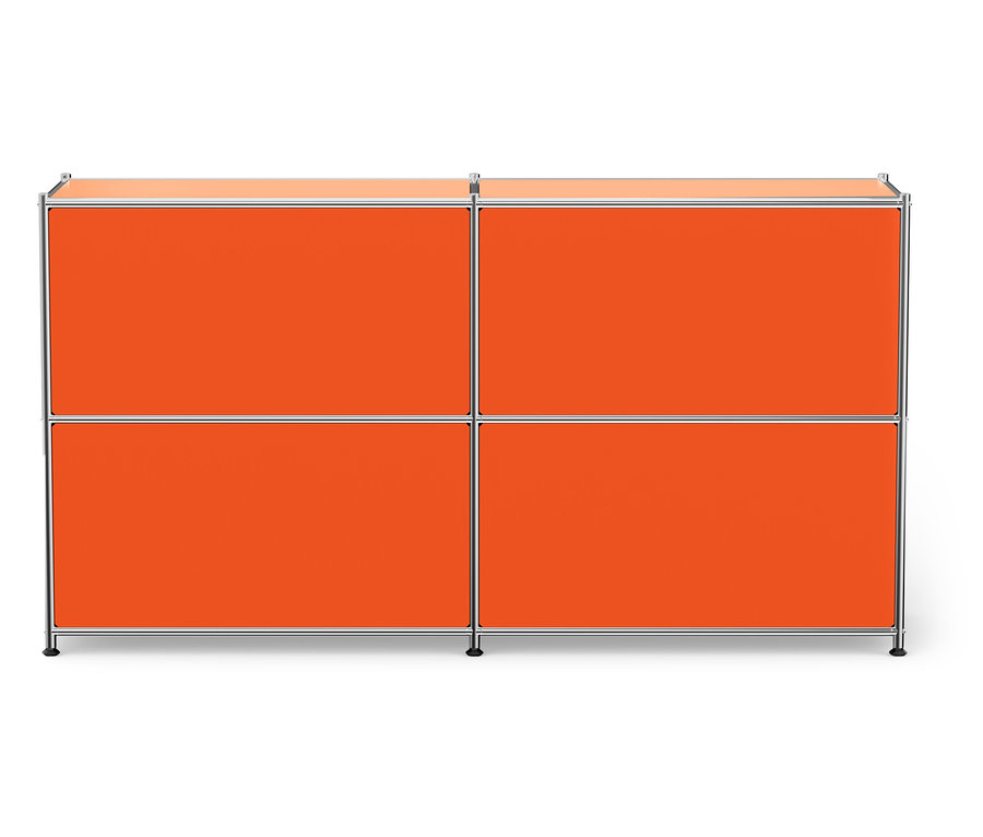 Oranžová skrinka so štyrmi priehradkami a strieborným rámom na bielom pozadí.