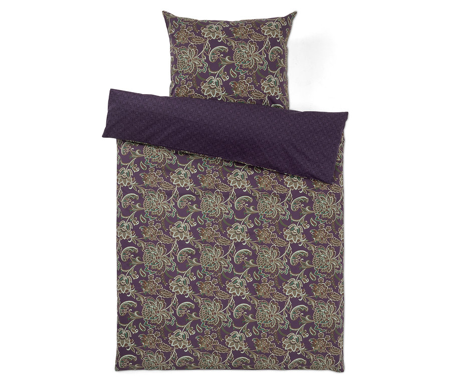 Fialové kvetinové obliečky s vankúšom.