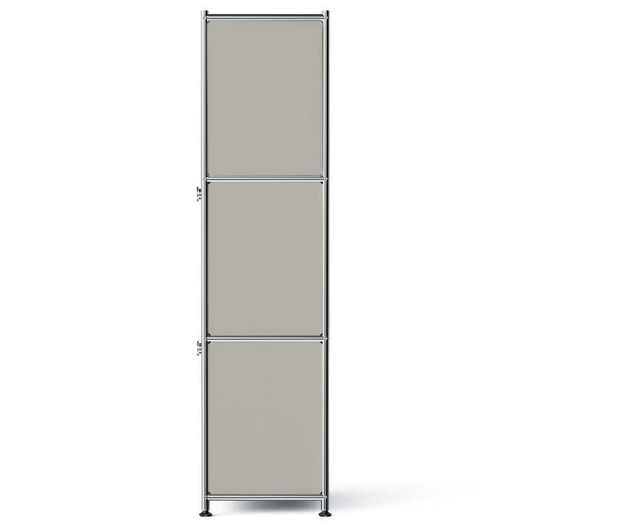 Trojposchodová béžová skrinka s chrómovaným rámom.