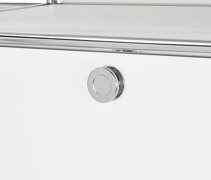 Detail bielej kovovej šatníkovej skrine »CN3« s 2 výklopnými priehradkami a 2 zásuvkami.