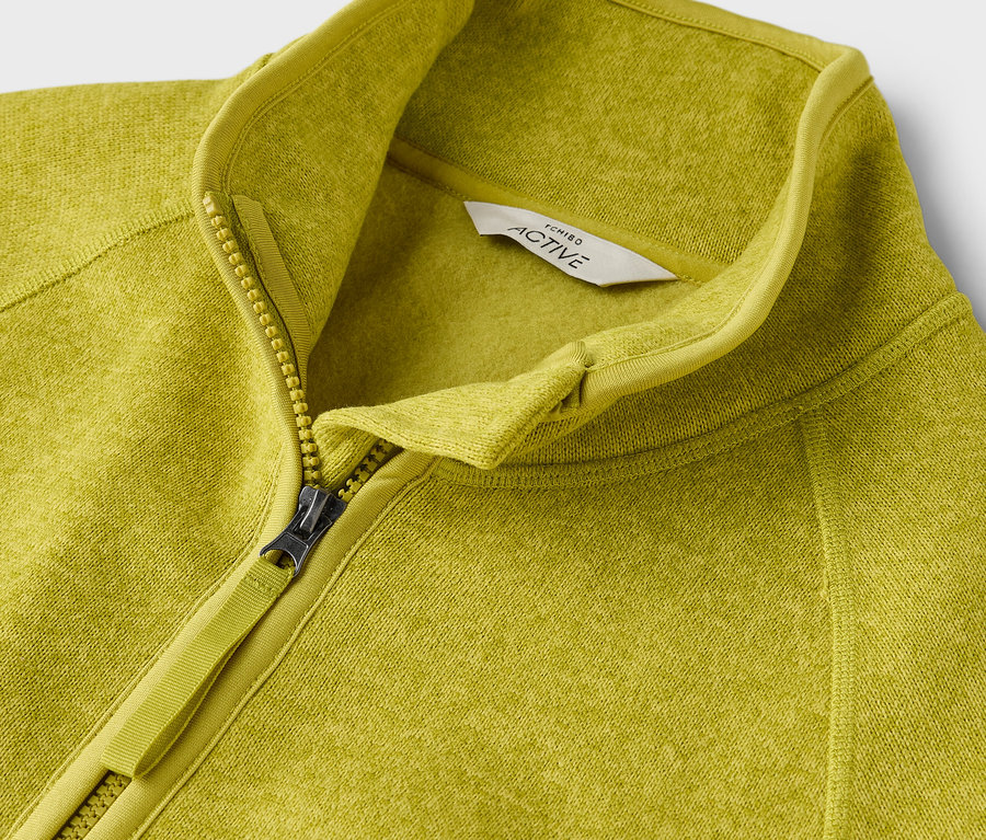 Detailný záber na žltozelenú flísovú mikinu Active so zipsom.