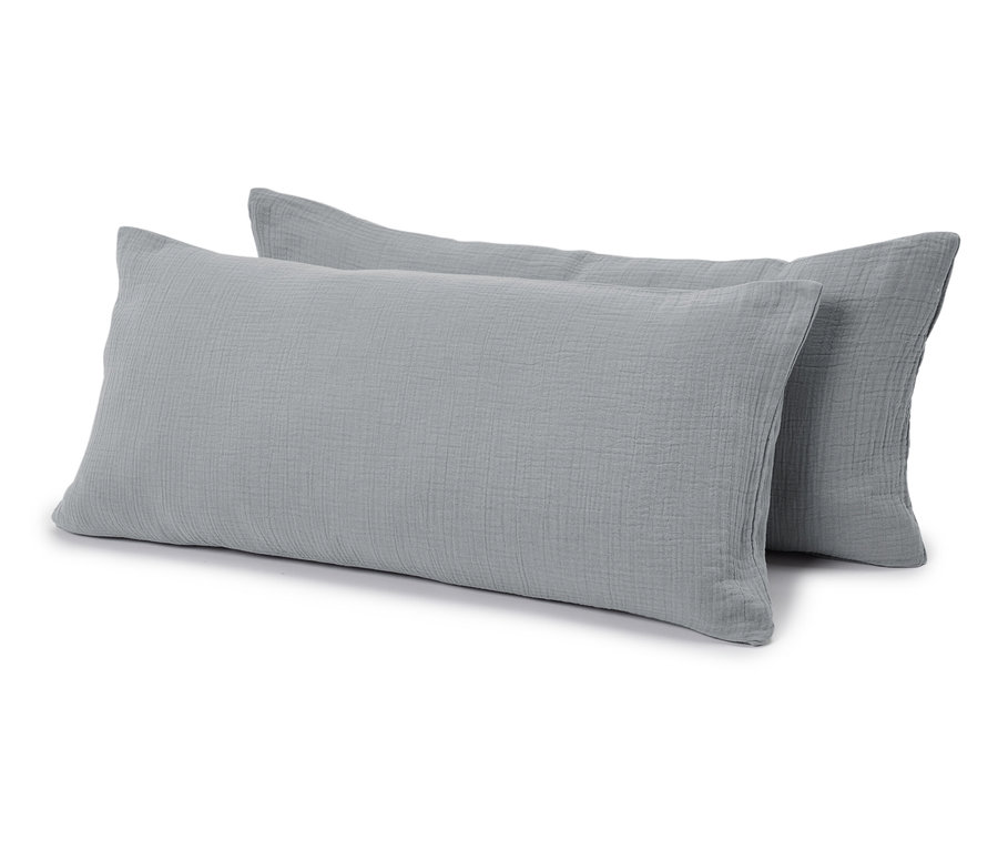 Dva sivé obdĺžnikové vankúše ležia vedľa seba na bielom pozadí.