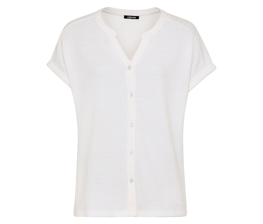 Na bielom pozadí leží biela štruktúrovaná košeľa Olsen s gombíkmi a krátkymi rukávmi.