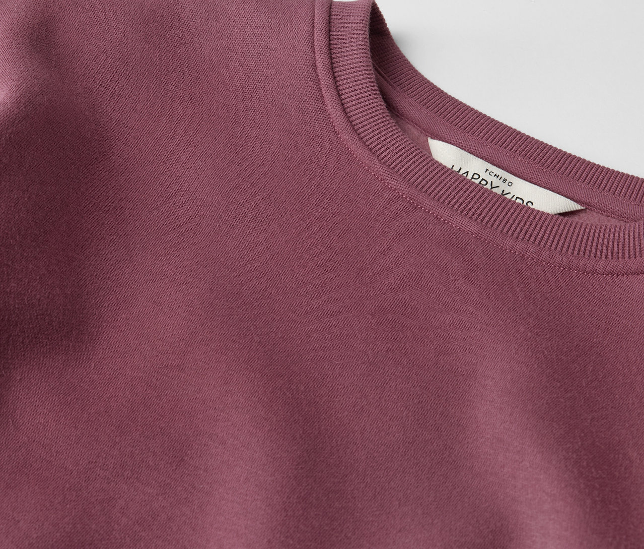 Detail dievčenských teplákových šiat Kinder-Sweatkleid.