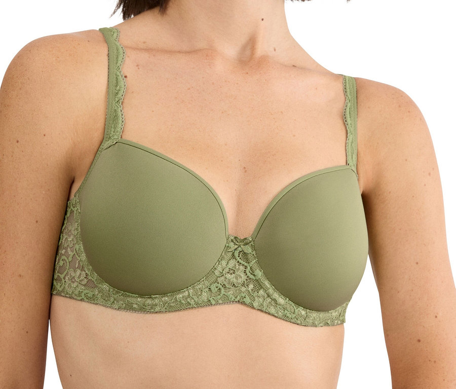 Žena má na sebe olivovú podprsenku s čipkou.