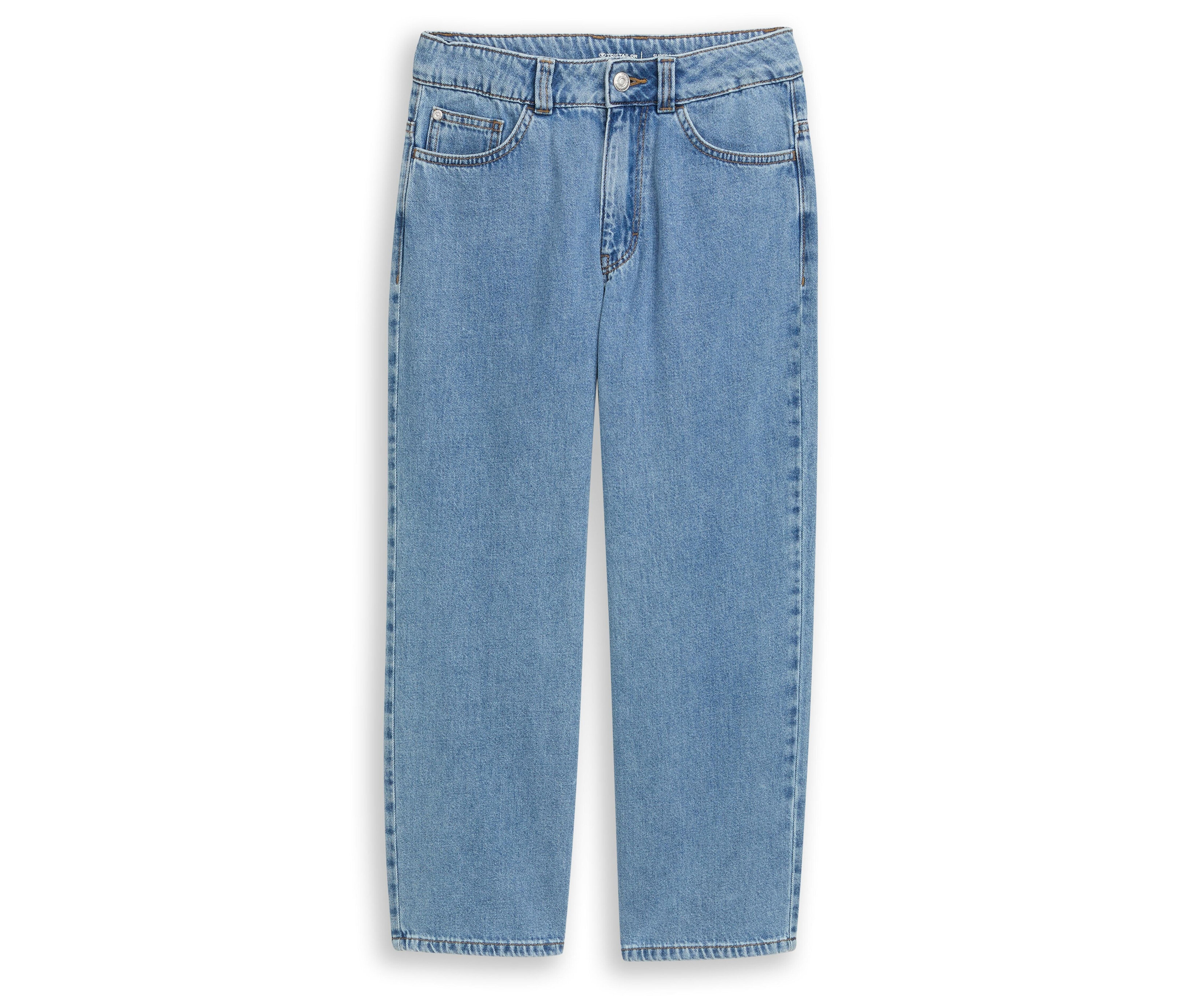 Svetlé, voľné džínsy ležia na bielom pozadí.