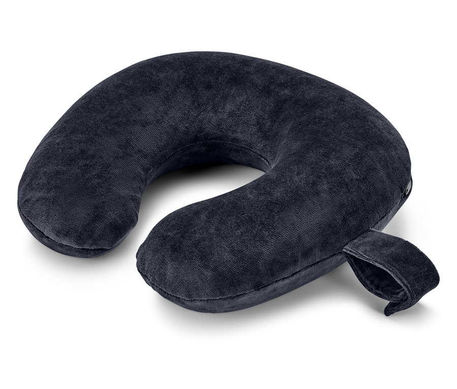 Tmavomodrý cestovný vankúš leží na bielom pozadí.