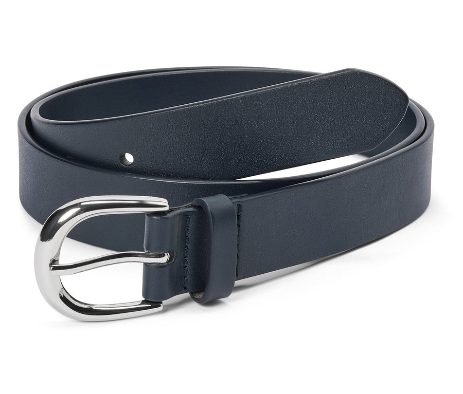 Na bielom pozadí leží tmavomodrý opasok so striebornou prackou.