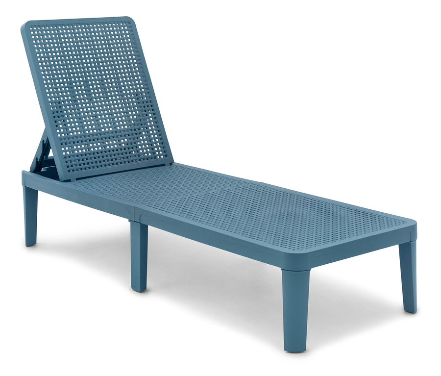 Modré ležadlo s nastaviteľným operadlom stojí na bielom pozadí.