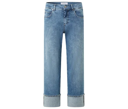 Svetlomodré rifle Angels Denim »Linn Cool« s vyhrnutými nohavicami zdobenými kamienkami na bielom pozadí.