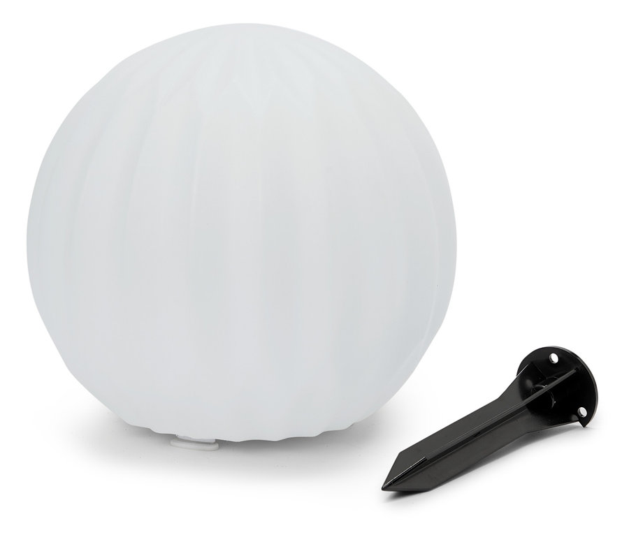 Biela guľovitá lampa leží vedľa čierneho zemného hrotu.