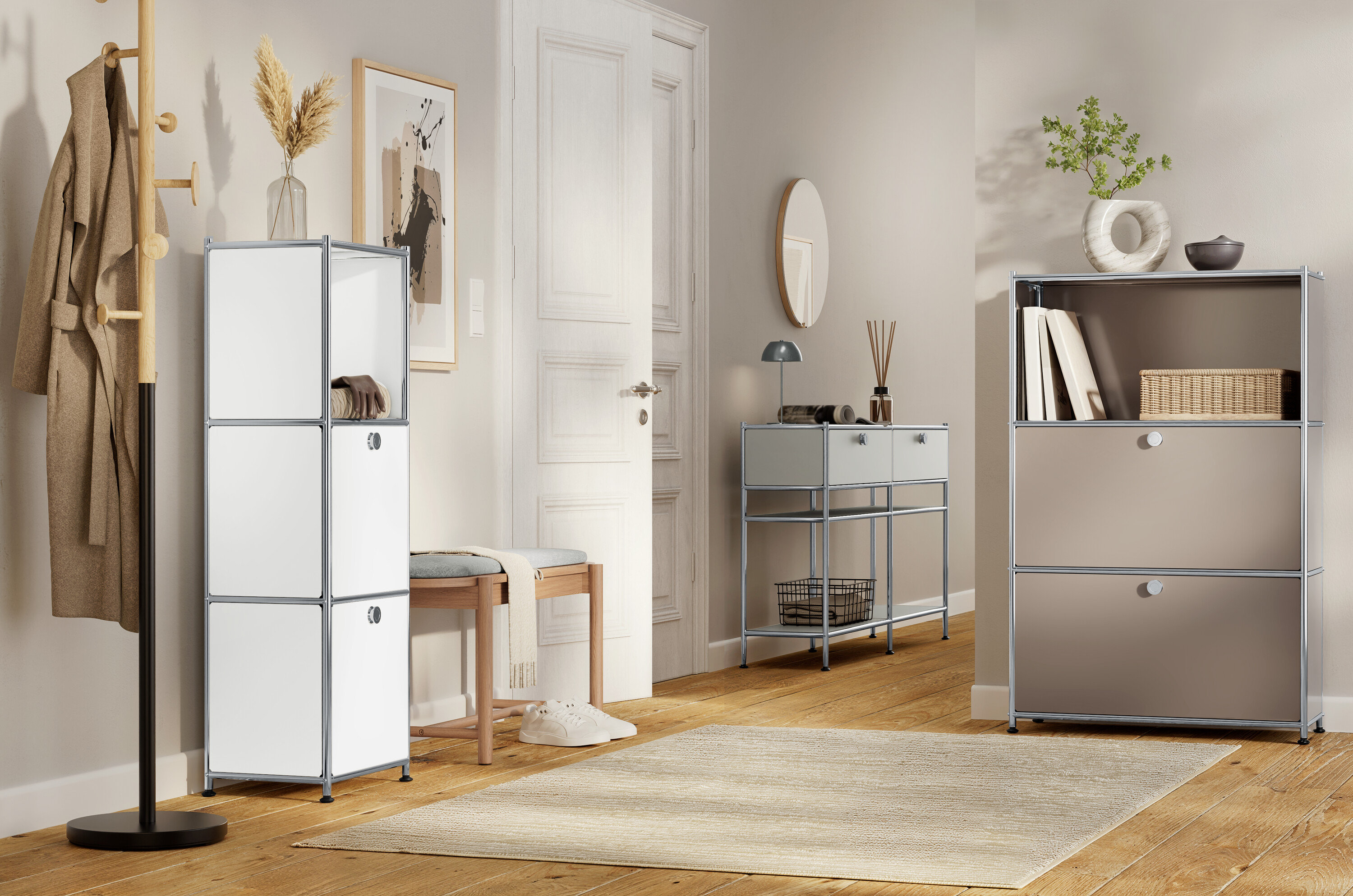 Pohľad do predsiene s bielou policou, lavicou, komodou a kobercom na drevenej podlahe.