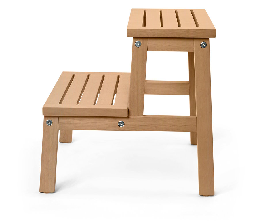 Schodíková stolička zo svetlého dreva s dvoma stupňami stojí na bielom pozadí.