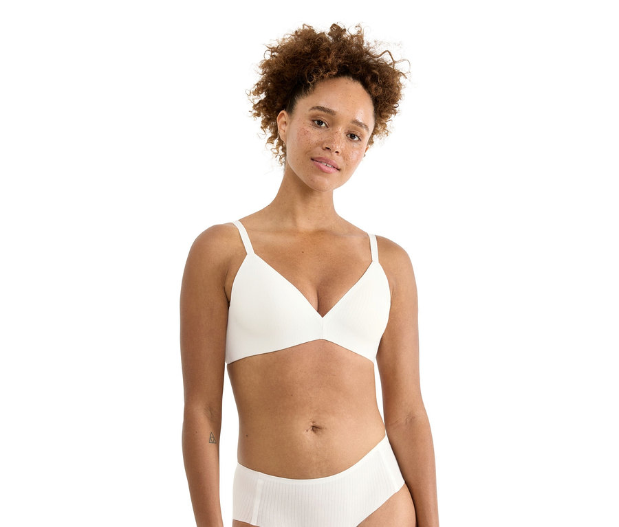 Žena má na sebe bielu podprsenku a spodnú bielizeň.