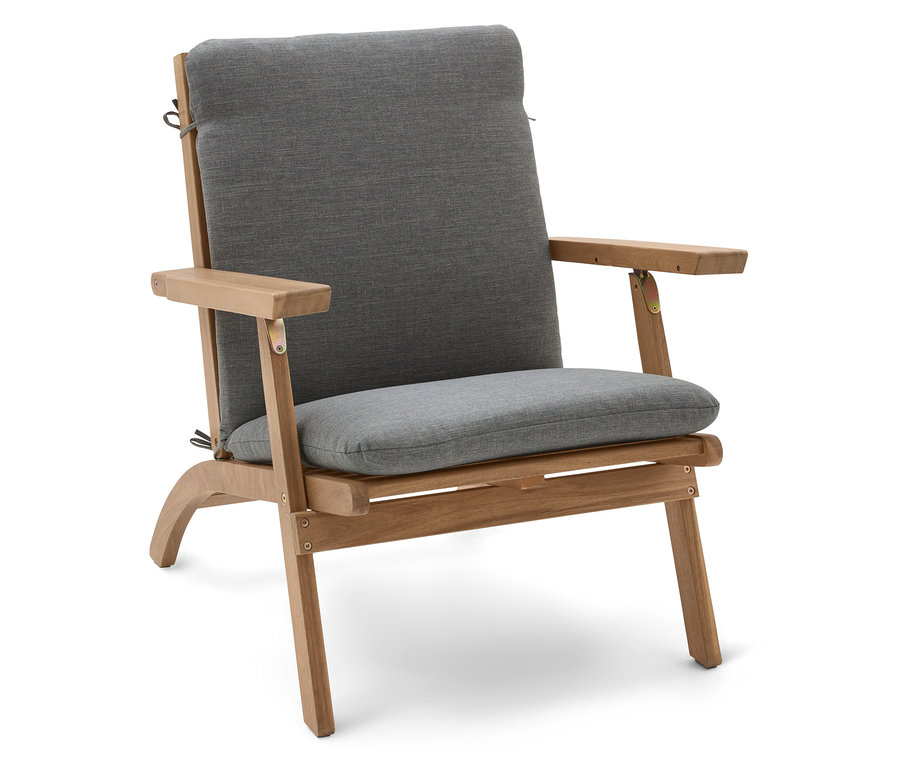 Samostatné kreslo so sivým vankúšom a dreveným rámom stojí na bielom pozadí.