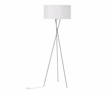 Stojacia lampa s bielym valcovým tienidlom a striebornou trojnohou základňou. Biely napájací kábel vedie od základne.