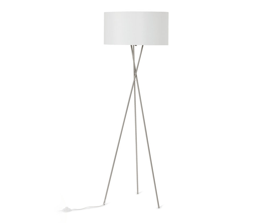 Stojacia lampa s bielym valcovým tienidlom a striebornou trojnohou základňou. Biely napájací kábel vedie od základne.