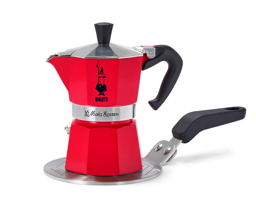 Červený kávovar Bialetti Moka Express stojí na striebornej adaptérové doske.