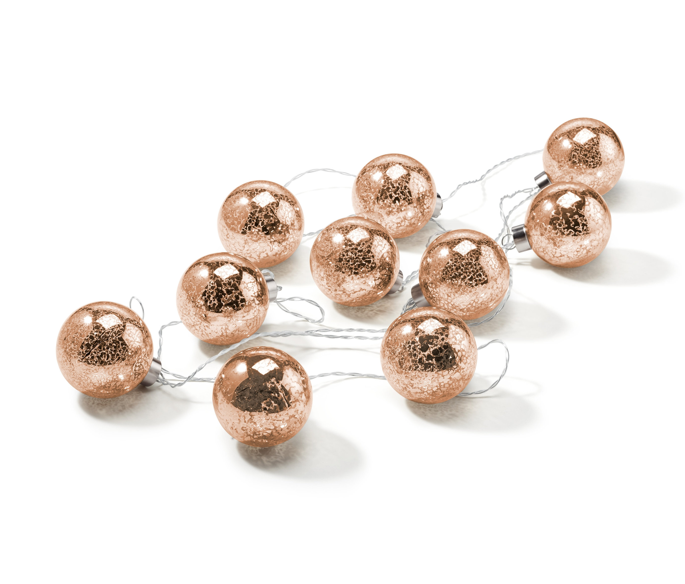 Svetelná reťaz s LED a guľami na bielom pozadí.