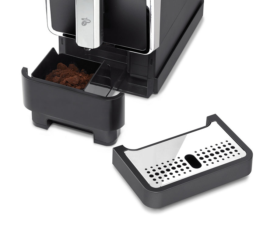 Detail automatického kávovaru Tchibo »Esperto Caffè« v antracitovej farbe s odkvapkávacou miskou.