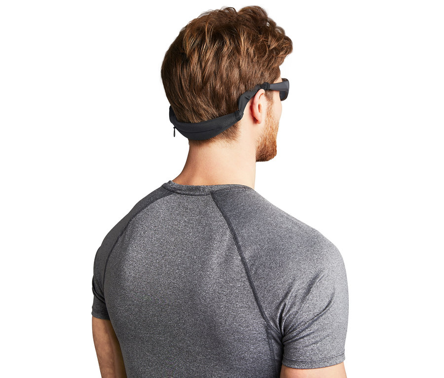 Muž zozadu má na okuliaroch neoprénovú šnúrku na športové okuliare.