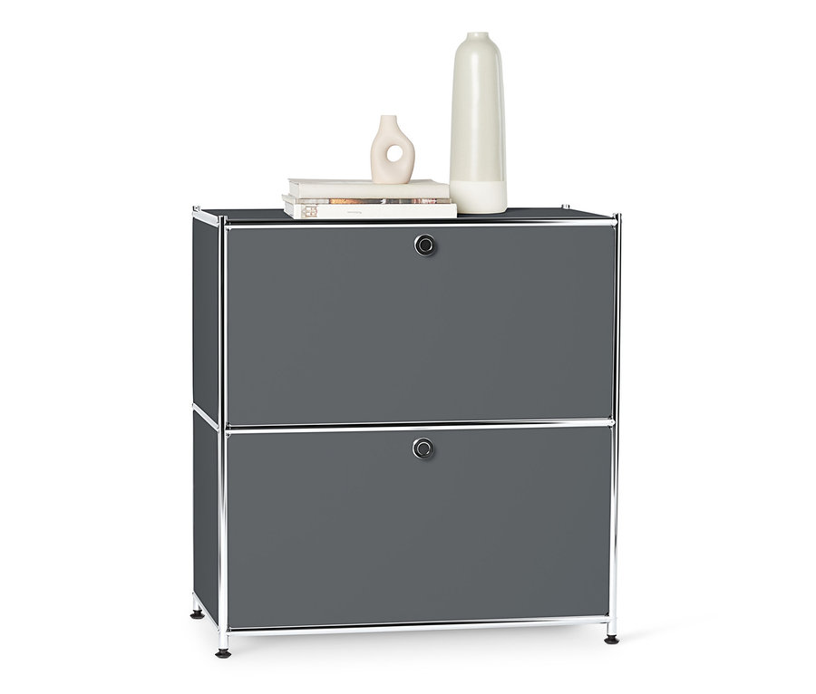 Sivá kovová odkladacia skrinka »CN3« s výklopnými priehradkami a dvoma vázami na vrchu.