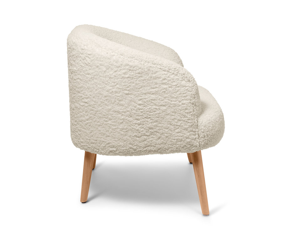Bočný pohľad na plyšové kreslo z buklé s drevenými nožičkami.