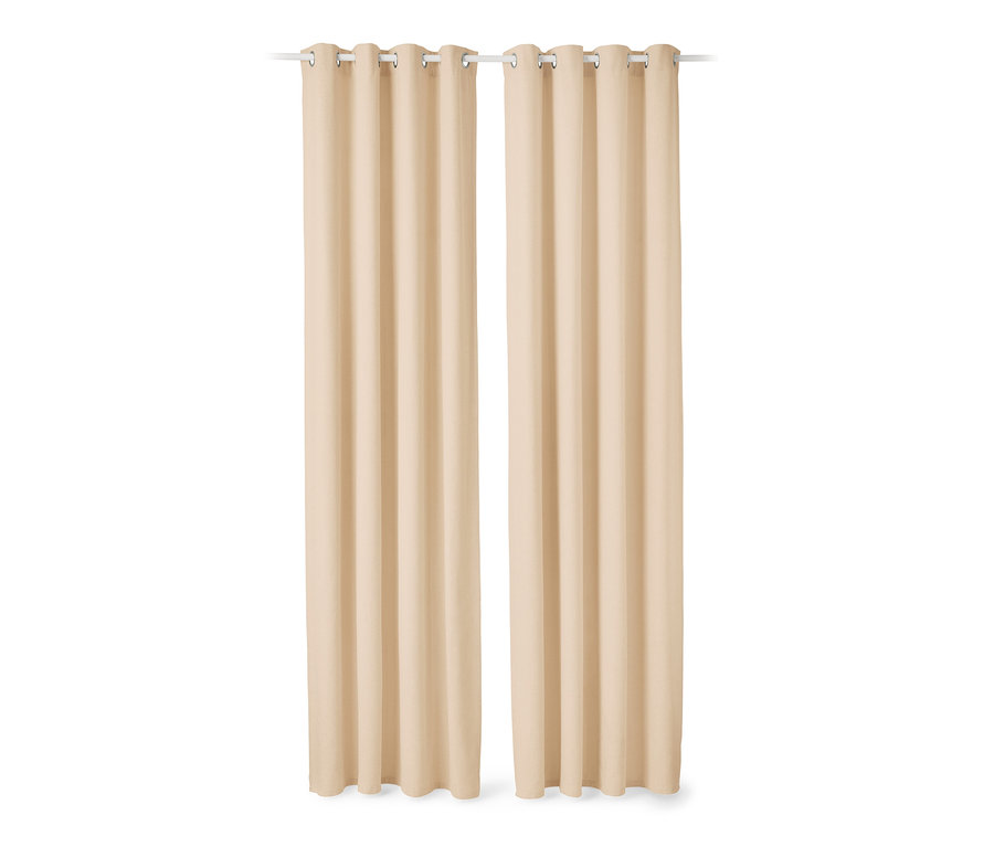 Dva béžové závesy visia na bielej tyči.