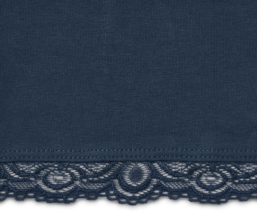 Detail tmavomodrých trojštvrťových legín s čipkovaným lemom.