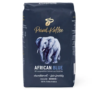 Balenie zrnkovej kávy Privat Kaffee African Blue – 500 g. Na obale je obrázok slona.
