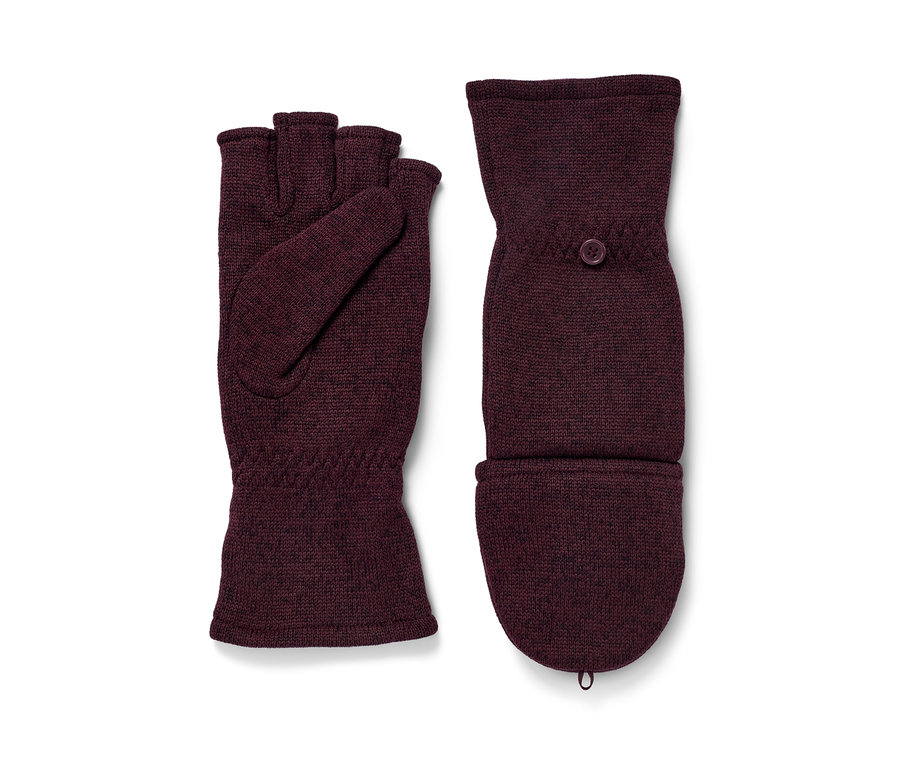 Dve pletené flísové odklápacie palčiaky ležia vedľa seba.