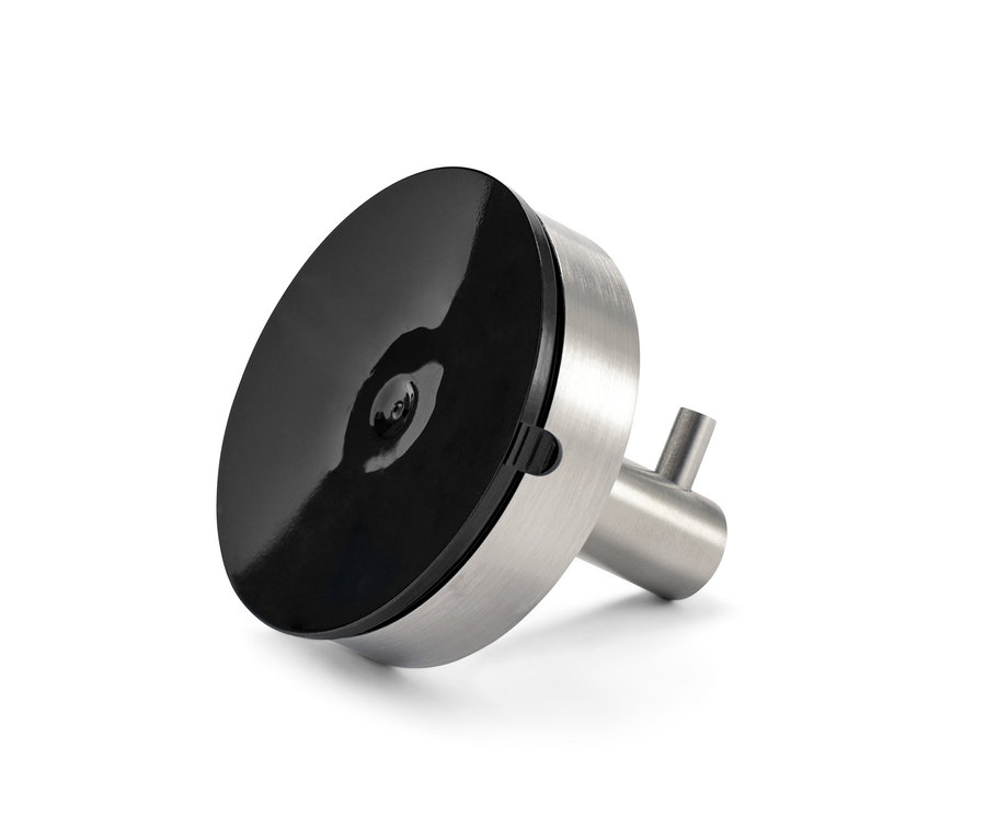 Detailný pohľad na dva háčiky s prísavkou.