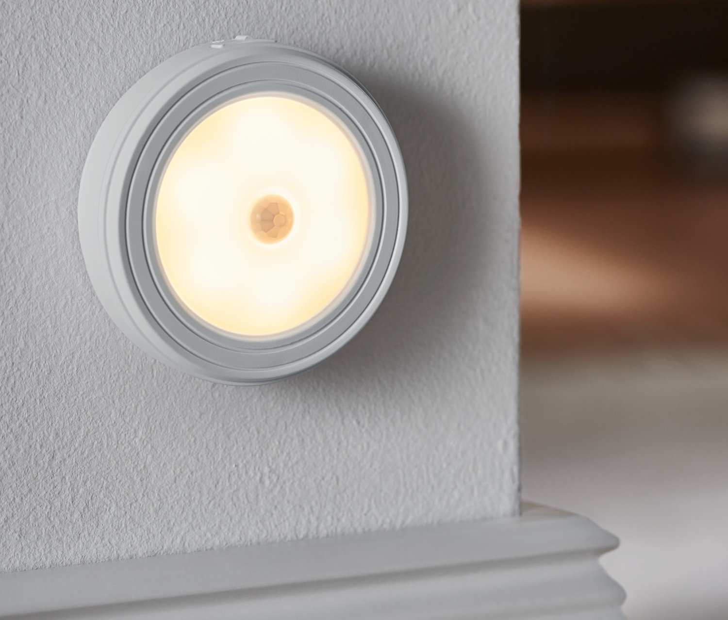 Multifunkčné svietidlo s LED diódami pripevnené na stene.