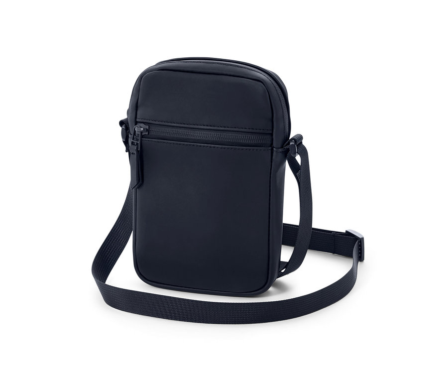 Tmavomodrá taška na plece do dažďa na bielom pozadí.