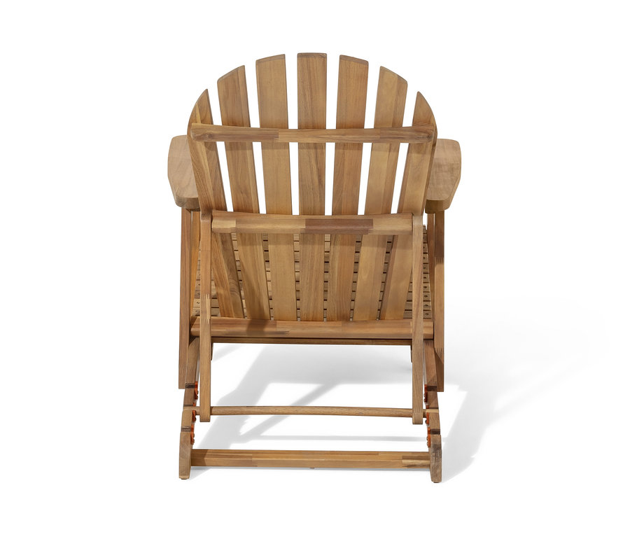 Pohľad zozadu na samostatné Adirondack relaxačné kreslo s vyťahovacou opierkou nôh.